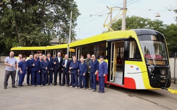 В Одессе собрали первый трехсекционный трамвай на 280 человек