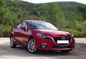 Компания Mazda объявила российские цены на новый седан Mazda3