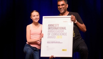 Amnesty International вручила премию 16-летней экоактивистке Грете Тунберг
