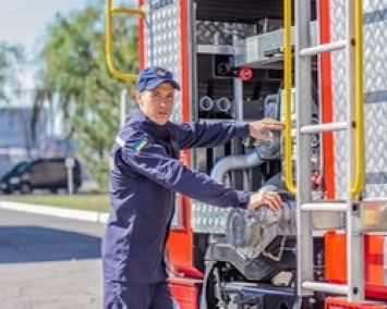 Азовсталь подарила спасателям пожарную автоцистерну