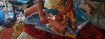 В Днепре новорожденная девочка спала в кроватке с собакой, пока ее мать пила