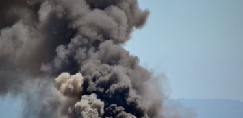 Взрыв прогремел на нефтеперерабатывающем заводе: все в черном дыму, кадры катастрофы