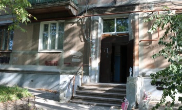В Запорожье на аварийном доме появляются новые трещины - фото
