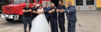 В Каменском в День города спасатель рискнул и... женился