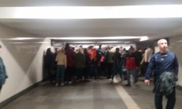 В Киеве на метро "Святошин" утром возникла давка