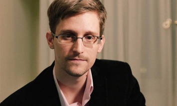 ФСБ пыталось завербовать Сноудена после его приезда в Россию