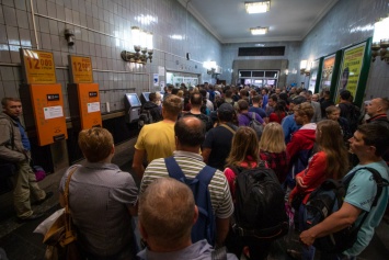 В Киевском метро объяснили утренний коллапс и давку