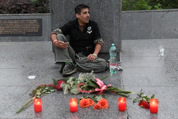 "Мой дед воевал". В Праге мужчина приковал себя цепью к памятнику Конева, протестуя против его переноса