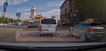 Появилось видео аварии в Центре Николаева, где «Тойота» протаранила «Фольксваген»