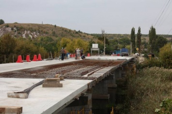 Ремонт моста в Сватово близится к завершению