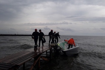 Мариупольские спасатели вытянули на берег попавшего в шторм серфингиста,- ФОТО
