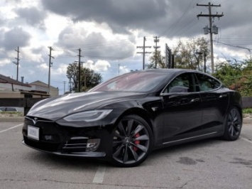 Tesla готовит семиместную Model S с тремя моторами