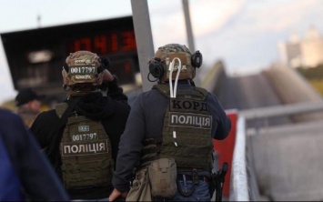 Силовики задержали вооруженного злоумышленника на мосту в Киеве - заявление Авакова