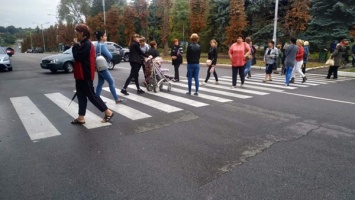 На Днепропетровщине жители перекрыли дорогу из-за грязной воды (ФОТО)