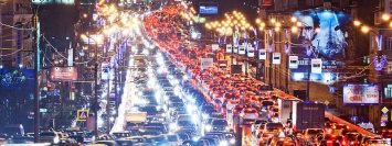 Закрытый мост Метро и двойной тариф на такси: Киев замер в огромных пробках