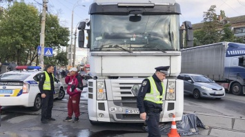 В Киеве грузовик насмерть задавил женщину