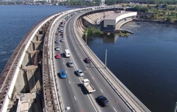 Тоннель в теле бетонной плотины, взорванные опоры и строительство моста: в «Укргидроэнерго» вспомнили историю строительства самой мощной ГЭС