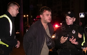 В Киеве пьяный водитель, уходя от полиции, слетел с развязки моста