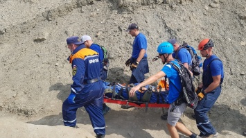 Крымские спасатели эвакуировали жителя Екатеринбурга, сорвавшегося со скалы на горе Меганом