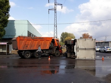 Всмятку: в Харькове столкнулись грузовики