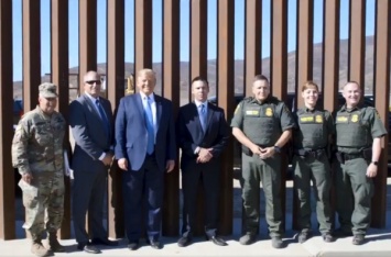 Трамп подписался на мексиканской стене и предложил поджарить на ней яичницу (видео)