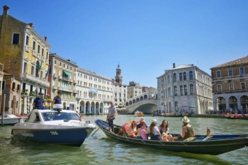 Туристов оштрафовали на €3000 за купание нагишом в Венеции