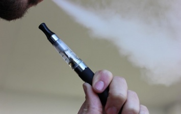 Добрались и до электронных сигарет: власти решили ограничить их продажу и обложить налогом