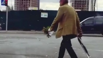 Романтика. В Киеве сняли мужчину с букетом цветов и помповым ружьем (ВИДЕО)