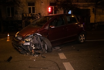 В центре Киева Mercedes c выпившей дамой-водителем влетел в Mazda, которая протаранила магазин цветов