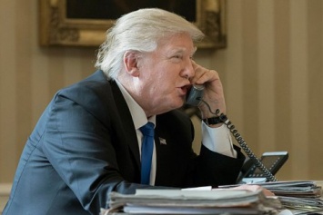 -Телефонный разговор Трампа, касающийся Украины, встревожил разведку США