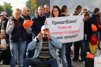 В Днепре рабочие завода Коломойского вышли на митинг под Приватбанк: что требуют