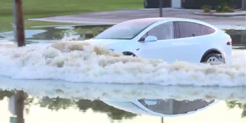 Видео: кроссовер Tesla справился с наводнением