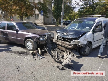 На перекрестке в Николаеве столкнулись три автомобиля: пострадал водитель