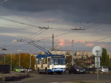 Как ходит транспорт: на Коммунальном мосту в Харькове перекрыли полосу
