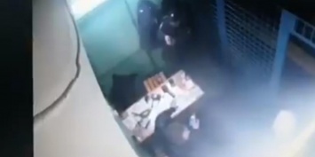 Опубликовано видео расстрела полицейским коллег в метро