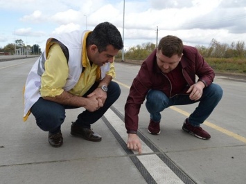 Новые технологии: в Полтавской области на бетонной дороге наносят разметку Stamark