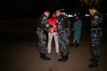 В Киеве пьяный муж на глазах у детей избил жену, приревновавшую его к другой женщине