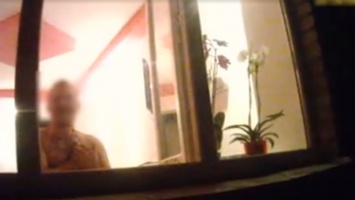Полиция вытянула через окно жителя Луцка, пытавшегося пробить шею вилкой (видео)