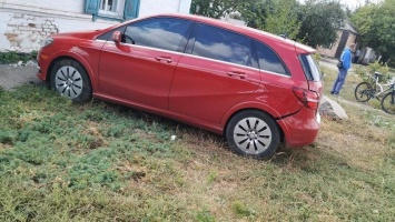 На Харьковщине автомобиль врезался в дом. Машина принадлежит семье главы Красноградской РГА, - ФОТО