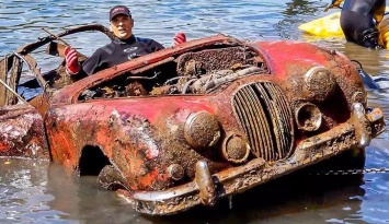 Посмотрите на Jaguar и Corvette, которые десятилетия пролежали в реке (ВИДЕО)
