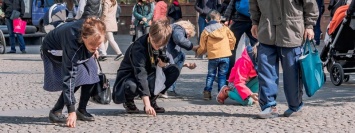 В Днепре на Европейской площади художница устроила перформанс и разбрасывала деньги для "голубей"