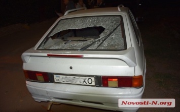 Житель Николаева на Террасной во дворе повредил два автомобиля и грузовик