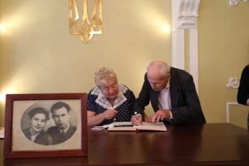 60 лет вместе: в Запорожье пара отметила бриллиантовую свадьбу