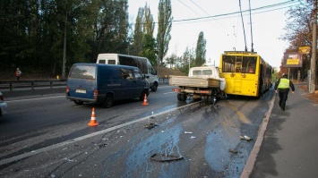 В Киеве "Газель" врезалась в троллейбус с пассажирами (фото)