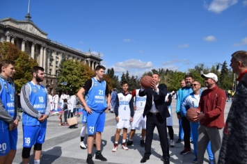 Николаевский губернатор Стадник взял в руки баскетбольный мяч и сказал, что знает болевые точки николаевского спорта