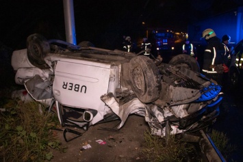 В Киеве автомобиль такси вылетел с дороги и перевернулся: двух людей госпитализировали в тяжелом состоянии