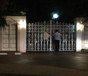 Работники отеля отключили туристам интернет и взяли их в заложники