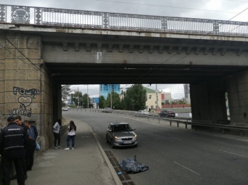 Упавший с моста в Киеве мужчина разбился перед такси с пассажирами