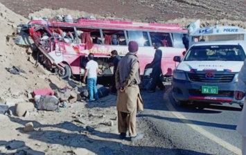 В Пакистане автобус врезался в холм, более 20 людей погибли