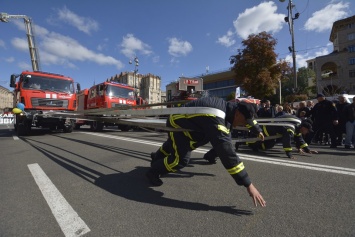 Столичные спасатели устроили яркое шоу на главной улице столицы